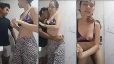 Bokep Barat Terbaru Lagi Dikamar Mandi Sepupu Masuk Lumer WOT poster