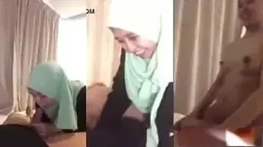 Bokep Jilbab Bu Guru SD Jatim Panas poster